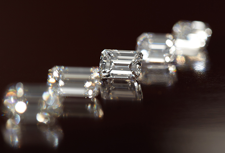 【大阪】婚約指輪 オレッキオ 透明な輝き エメラルドカットダイヤモンド